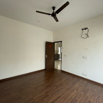 Room in 3 BHK Builder Floor at BPTP Amstoria, Sector 102 – for Rent