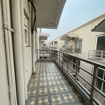 Balcony in 3 BHK Builder Floor at BPTP Amstoria, Sector 102 – for Rent