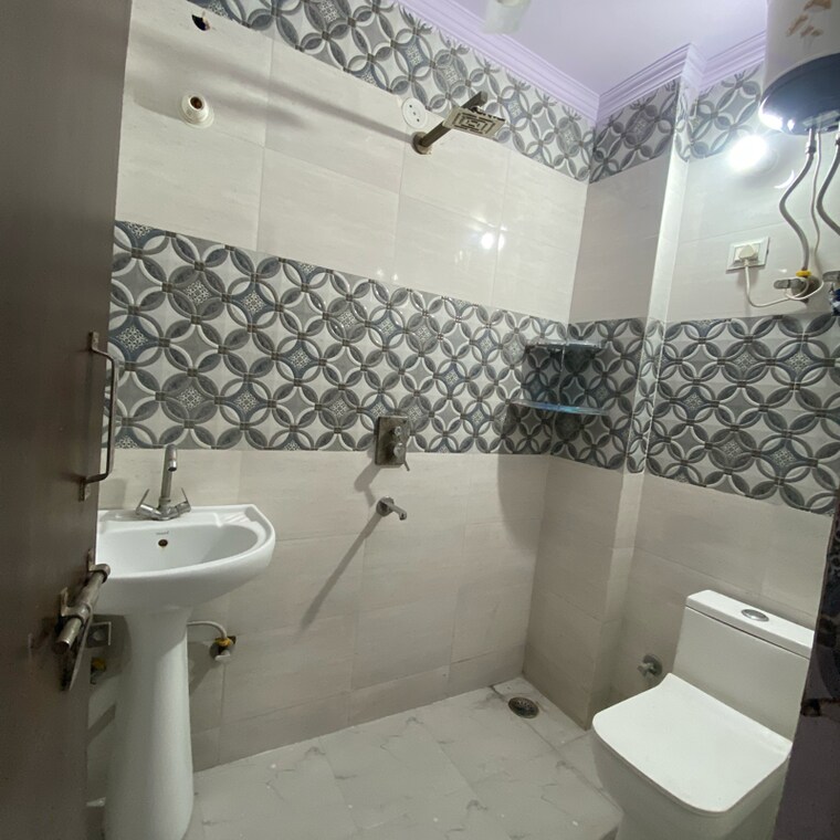 Bathroom, chattarpur 2 Bedroom 1000 Sq.Ft. Builder Floor In Chattarpur Delhi 9285813