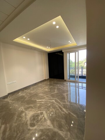 Room in 4 BHK Builder Floor at Panchsheel Enclave – for Rent