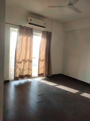 Room in 3.5 BHK Apartment at BPTP The Resort, Sector 75 – for Rent