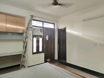 Room in 4 BHK Builder Floor at Ameya Sapphire 57, Sector 57 – for Rent