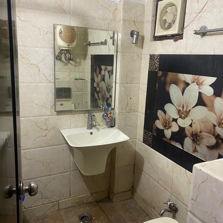 Bathroom, shalimar bagh 3.5 Bedroom 100 Sq.Yd. Builder Floor In Shalimar Bagh Delhi 9286004