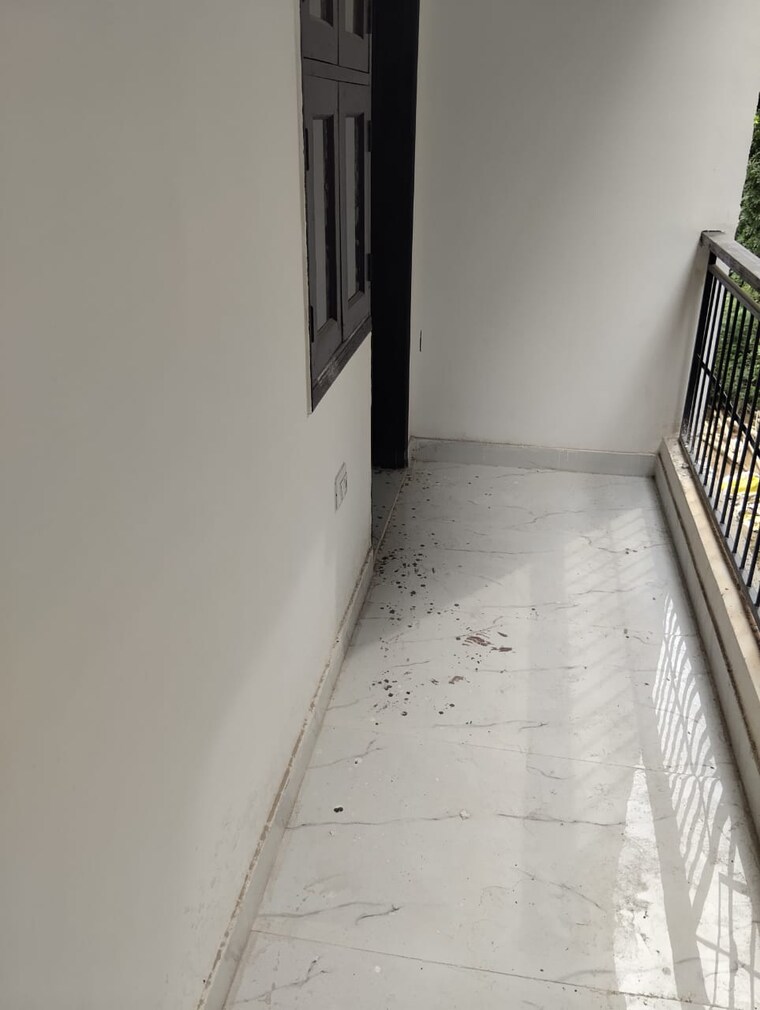 Balcony, sector 73 3 Bedroom 1400 Sq.Ft. Builder Floor In Sector 73 Noida 9286295