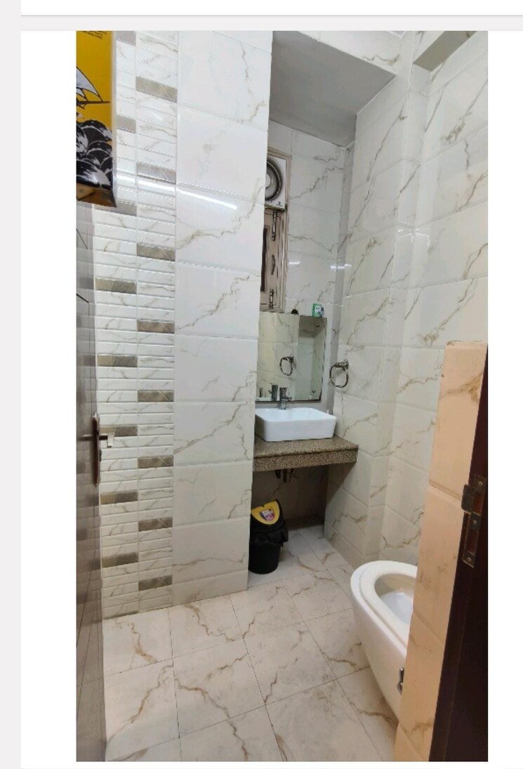 Bathroom, chittaranjan park 3 Bedroom 1600 Sq.Ft. Builder Floor In Chittaranjan Park Delhi 9286365
