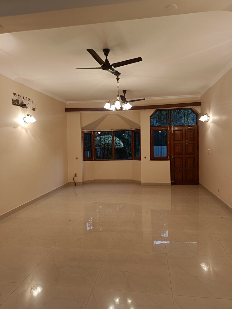 Room, sector 31 3 Bedroom 400 Sq.Mt. Independent House In Sector 31 Noida 9286398