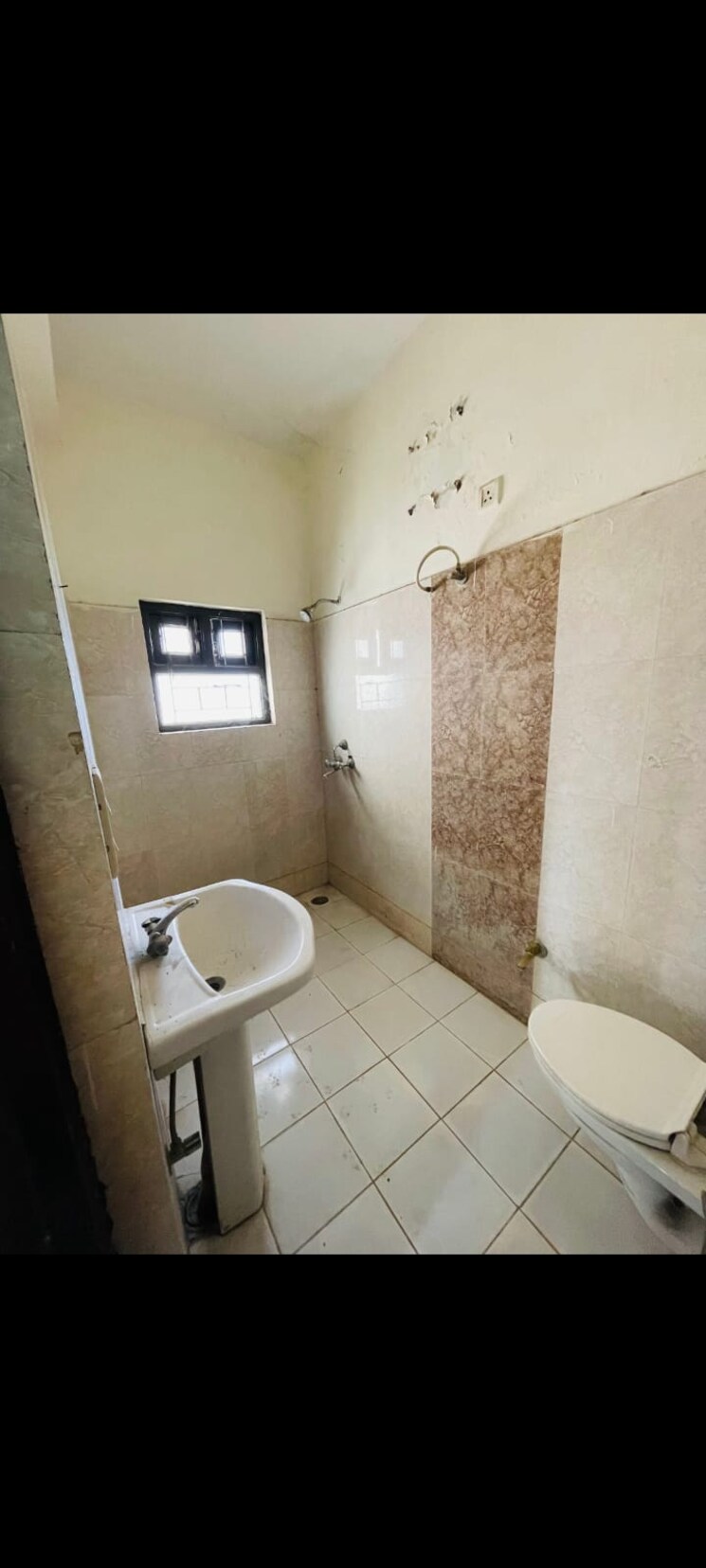 Bathroom, pir machalla 3 Bedroom 1450 Sq.Ft. Builder Floor In Pir Machalla Zirakpur 9286439