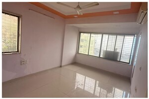 Room in 2 BHK Apartment at Seven Bungalow, Andheri West – for Rent