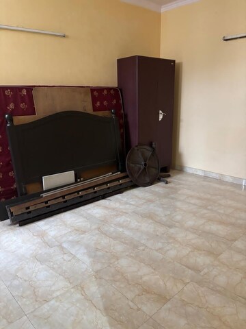 Furnished Amenities in 2.5 BHK Builder Floor at RWA Apartments, Sector 31 – for Rent