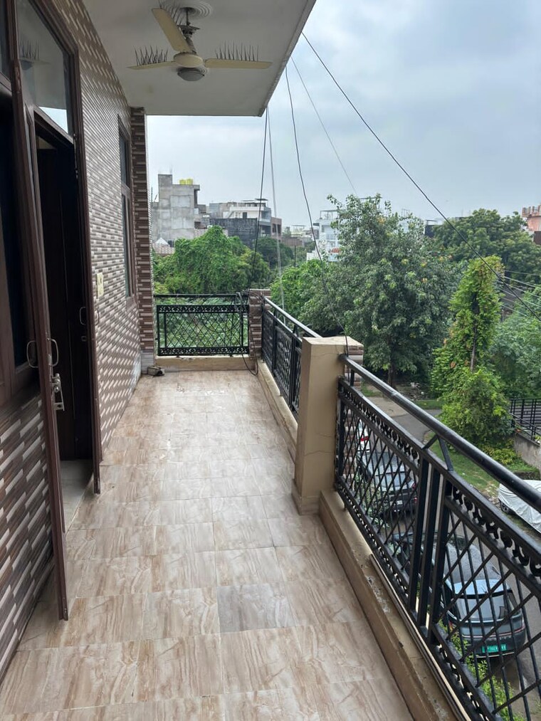 Balcony, rwa-apartments 2.5 Bedroom 200 Sq.Mt. Builder Floor In Sector 31 Noida 9286462