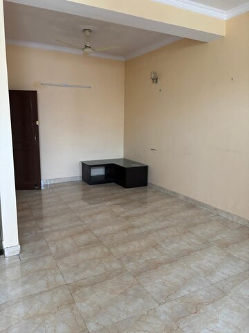Room in 2.5 BHK Builder Floor at RWA Apartments, Sector 31 – for Rent