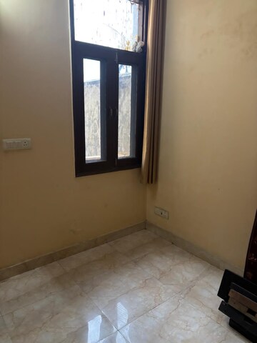 Room in 2.5 BHK Builder Floor at RWA Apartments, Sector 31 – for Rent