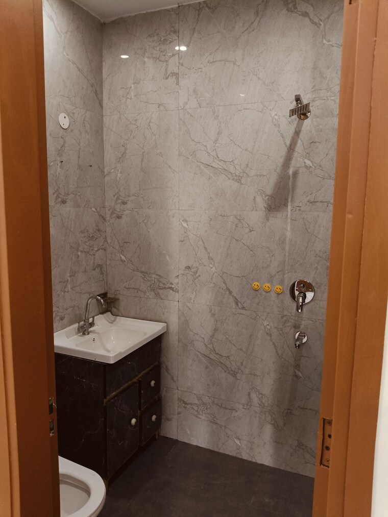 Bathroom, pir machalla 3 Bedroom 1000 Sq.Ft. Builder Floor In Pir Machalla Zirakpur 9286458