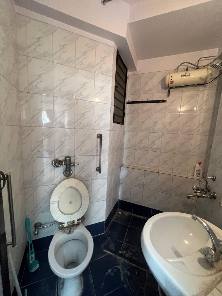 Bathroom, rosa-royale 3 Bedroom 1550 Sq.Ft. Apartment In Ghodbunder Road Thane 9286490