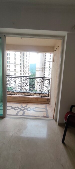 Room in 3.5 BHK Apartment at Hiranandani Meadows, Manpada – for Rent