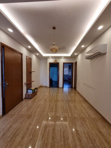 Room in 3 BHK Builder Floor at Ansal Florence Villa, Sector 57 – for Rent