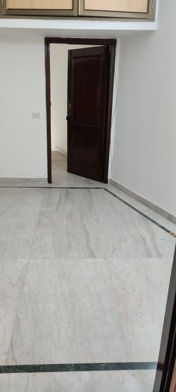 Room in 2 BHK Builder Floor at Lajpat Nagar Iii – for Rent