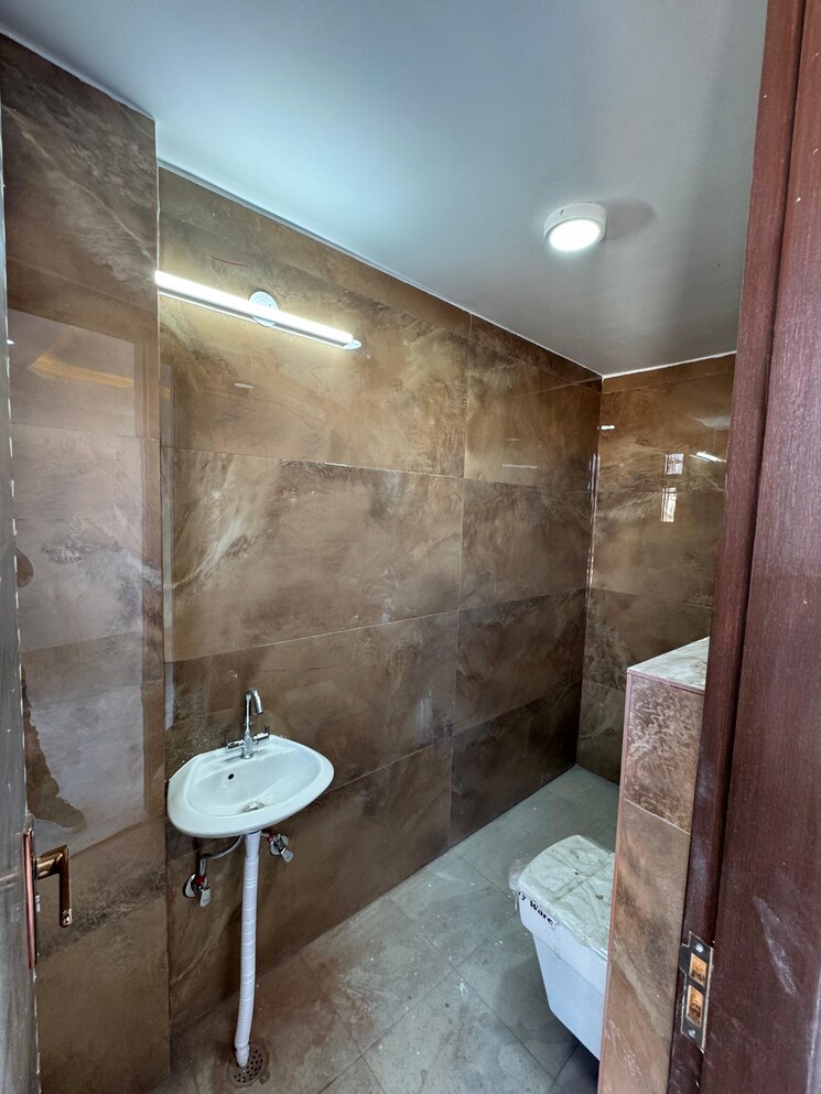 Bathroom, east of kailash 3 Bedroom 1800 Sq.Ft. Builder Floor In East Of Kailash Delhi 9286571