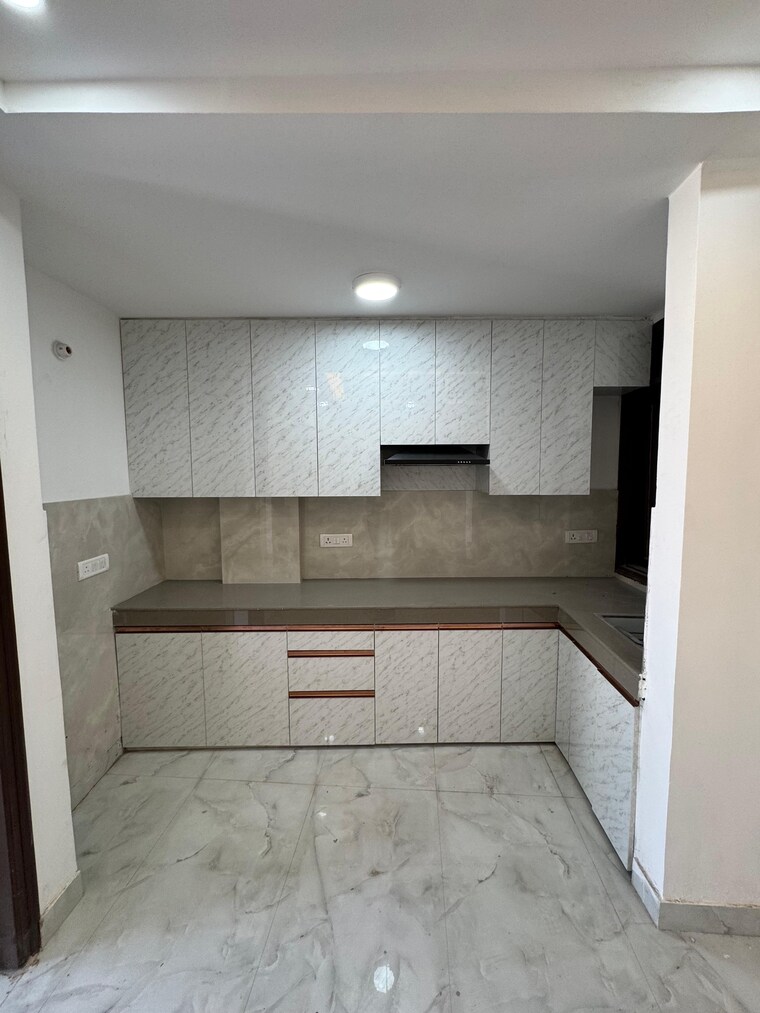 Bathroom, east of kailash 3 Bedroom 1800 Sq.Ft. Builder Floor In East Of Kailash Delhi 9286571