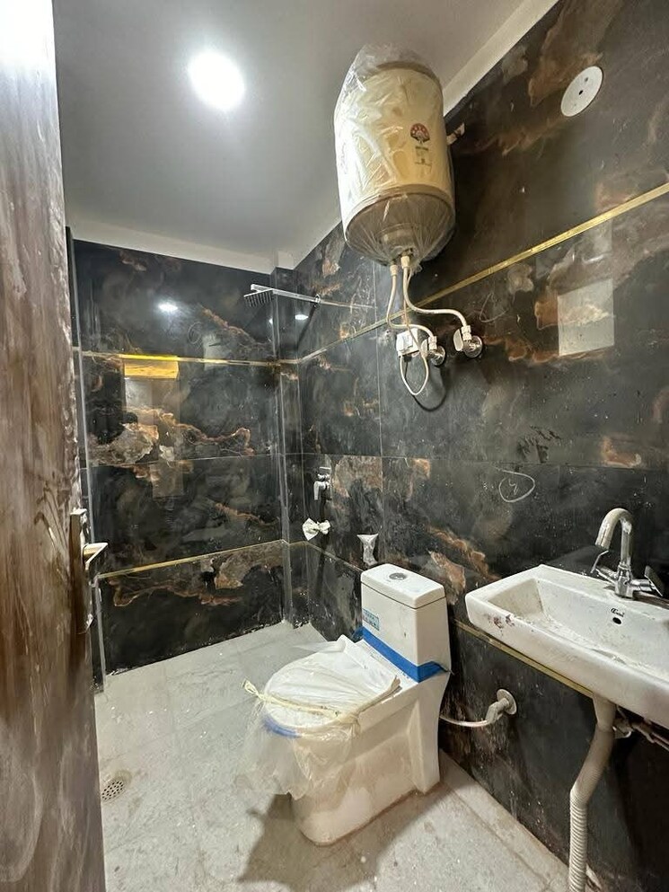 Attached Bathroom, freedom fighters enclave 2 Bedroom 1000 Sq.Ft. Apartment In Freedom Fighters Enclave Delhi 9286703