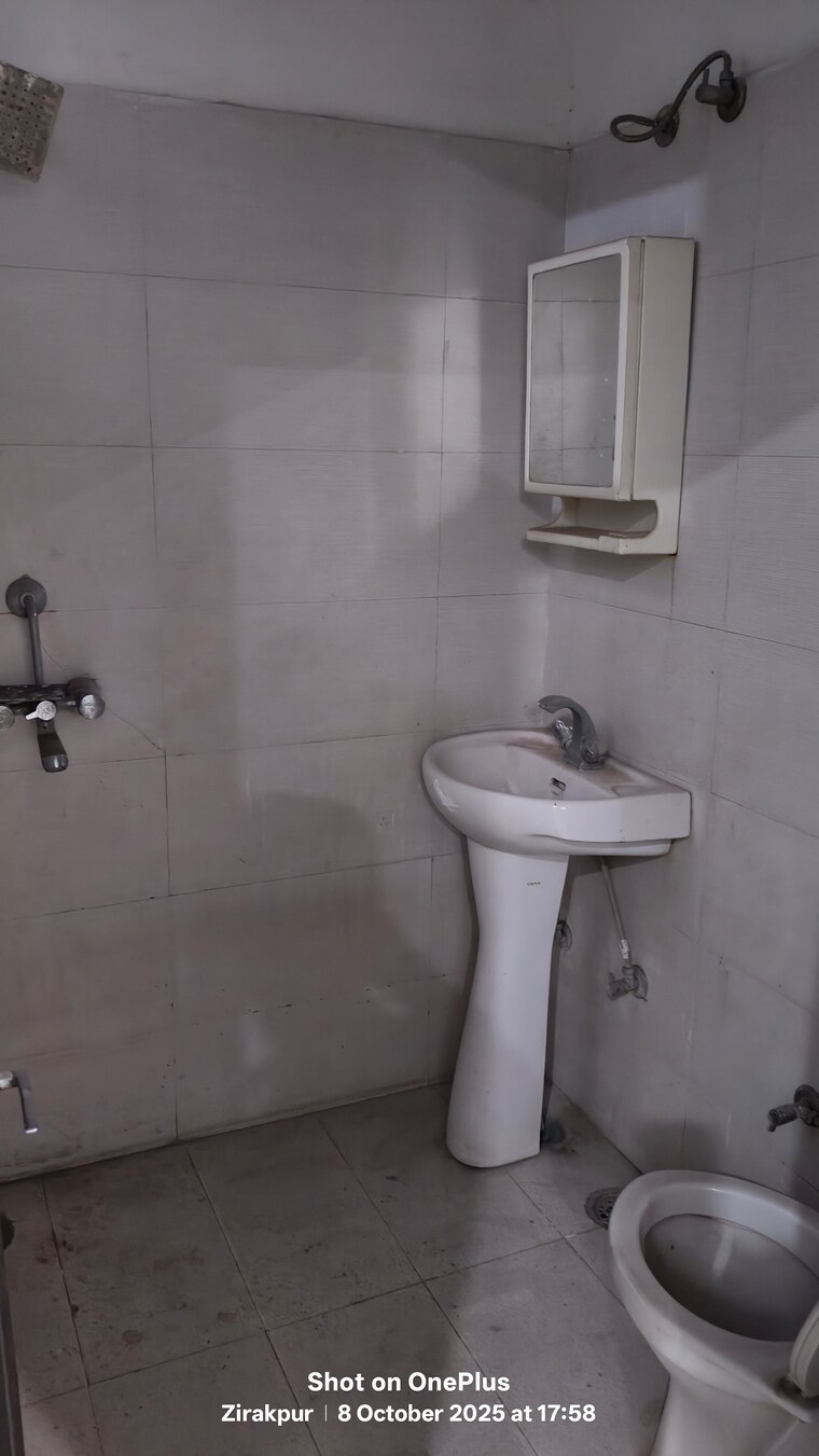 Bathroom, dhakoli 2.5 Bedroom 100 Sq.Yd. Apartment In Dhakoli Zirakpur 9286725