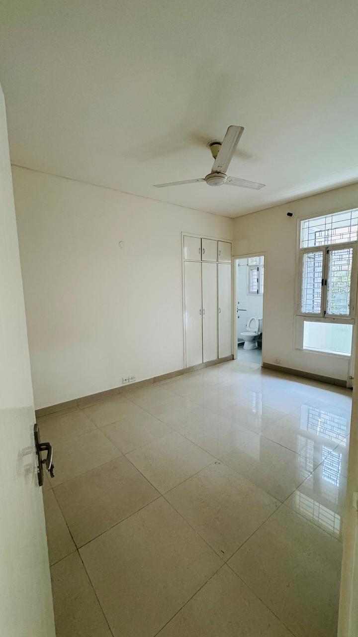3 BHK + Servant Room Builder Floor For Rent in Unitech South City II
