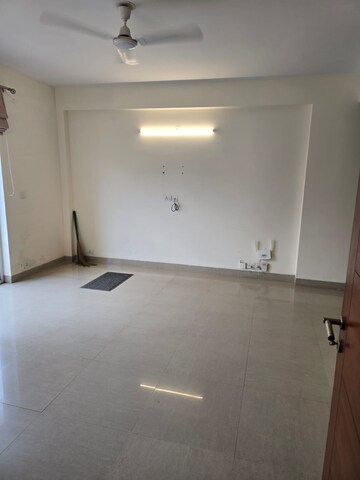 Room in 3 BHK Apartment at Emaar Emerald Floors Premier, Sector 65 – for Rent