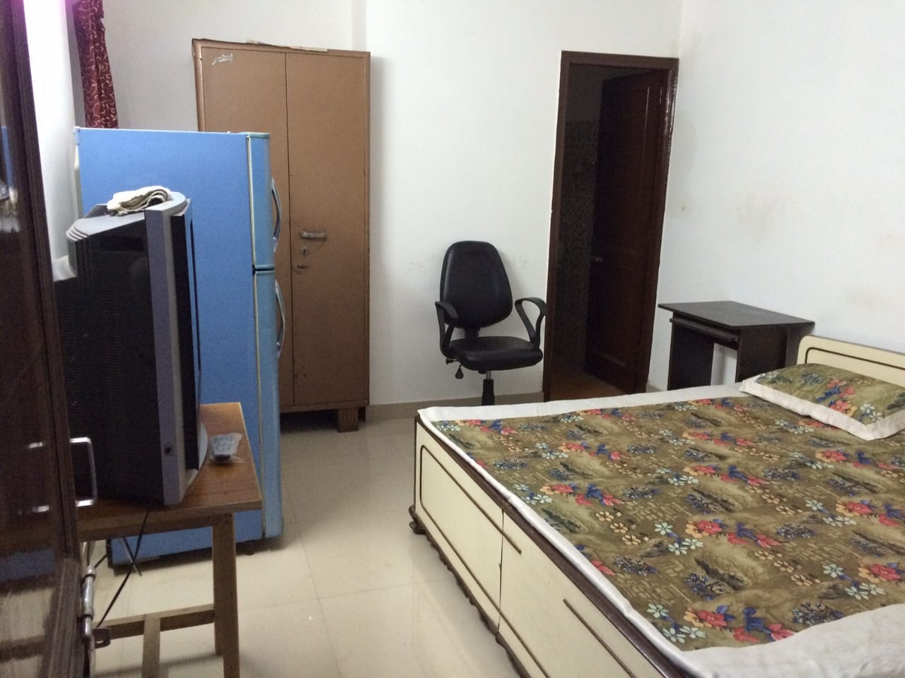 1 BHK Independent House For Rent in RWA Apartments Sector 41
