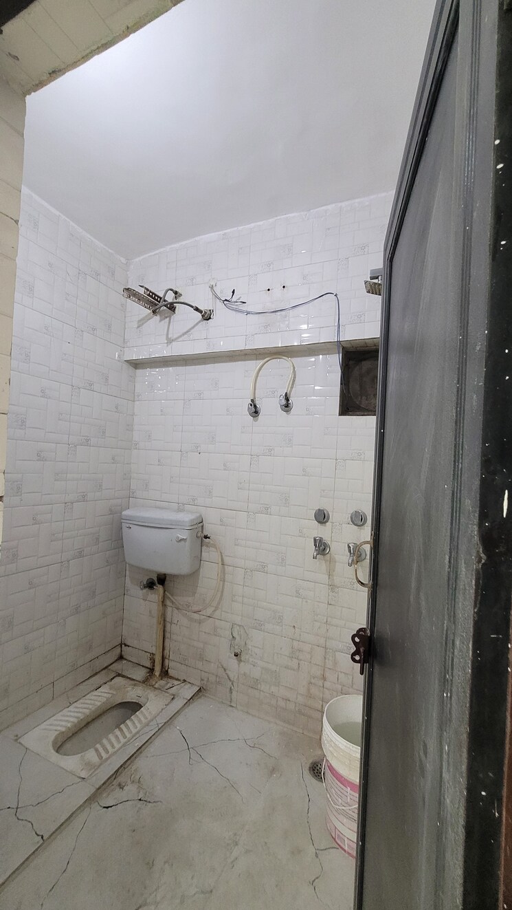 Bathroom, dilshad garden 3 Bedroom 900 Sq.Ft. Apartment In Dilshad Garden Delhi 9286975
