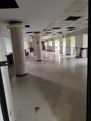 Room in  Office Space at Marine Lines – for Rent