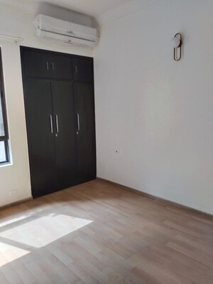 Room in 3 BHK Apartment at Unitech Fresco, Sector 50 – for Rent