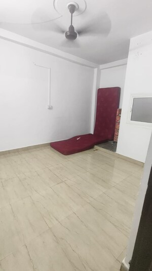 Room in 2.5 BHK Apartment at Mayur Vihar – for Rent