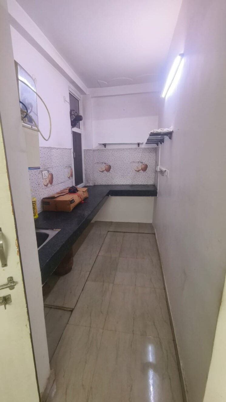 Kitchen, mayur vihar 2.5 Bedroom 650 Sq.Ft. Apartment In Mayur Vihar Delhi 9287082