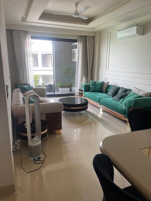 Master Bedroom in 4 BHK Builder Floor at DLF Imperial Residences, Dlf Phase I – for Rent