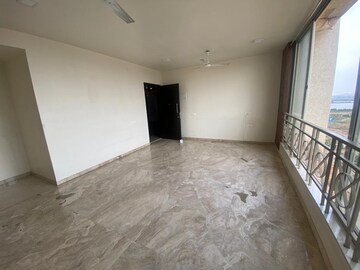 Room in 2 BHK Apartment at Hiranandani Sunrays, Ghodbunder Road – for Rent