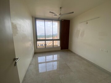 Room in 2 BHK Apartment at Hiranandani Sunrays, Ghodbunder Road – for Rent
