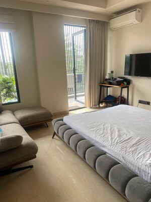 Bedroom in 4 BHK Builder Floor at DLF The Royalton Tower, Dlf Phase V – for Sale