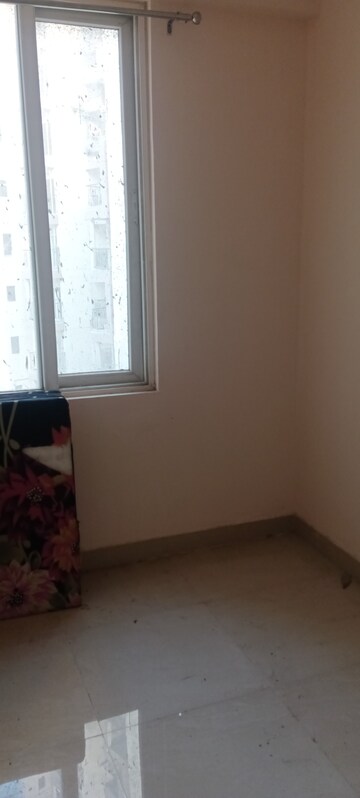 Room in 2.5 BHK Apartment at Amrapali Dream Valley, Tech Zone 4 Greater Noida – for Sale