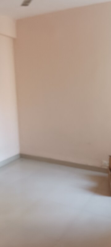 Room in 2.5 BHK Apartment at Amrapali Dream Valley, Tech Zone 4 Greater Noida – for Sale