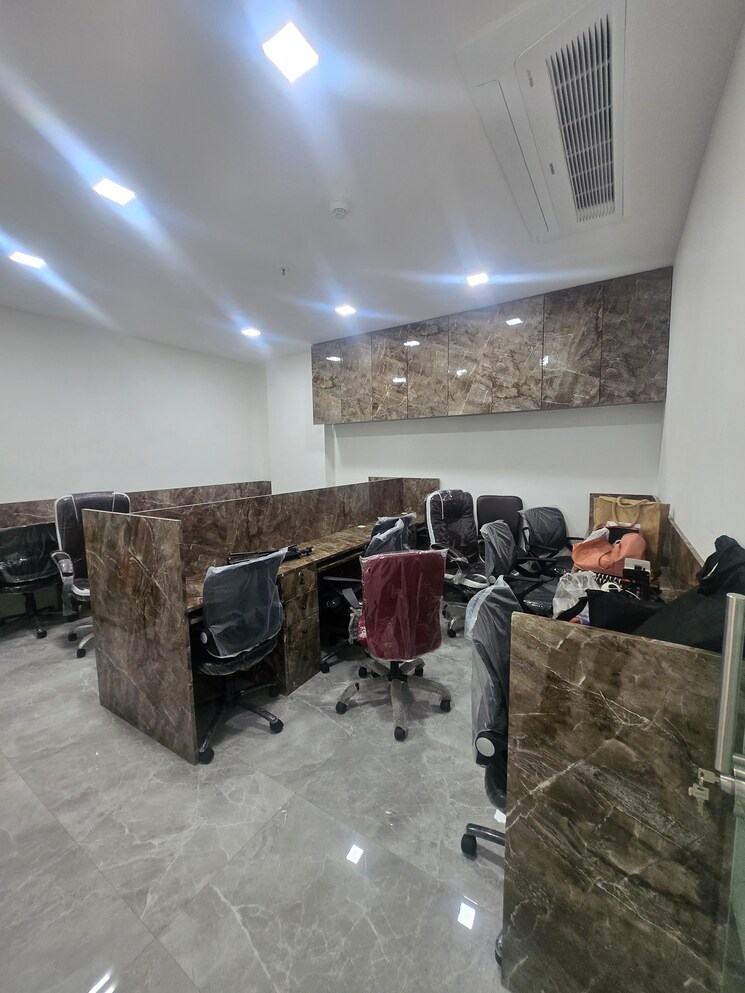  Parking, express-zone Commercial Office Space 2400 Sq.Ft. In Malad East Mumbai 9287163