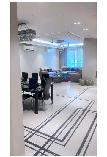 Furnished Amenities in 5 BHK Builder Floor at Green Park – for Sale