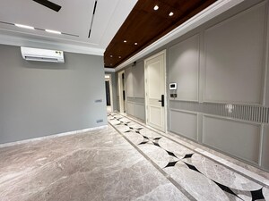 Room in 3 BHK Builder Floor at Boutique Residential Apartments C-253, Defence Colony – for Rent