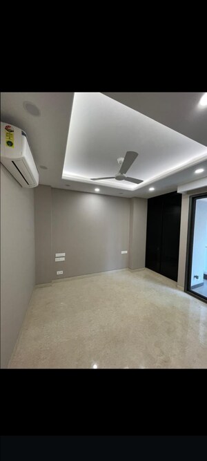 Room in 3 BHK Builder Floor at Safdarjung Development Area – for Rent