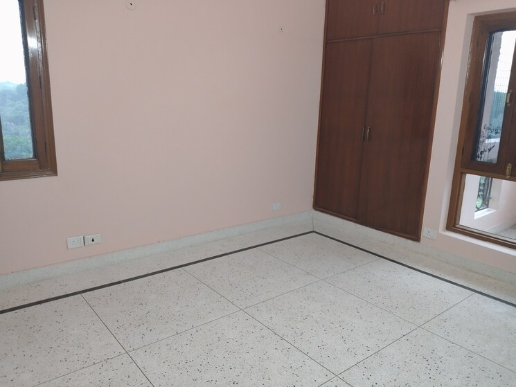 Room, sector 21c 3 Bedroom 1680 Sq.Ft. Apartment In Sector 21c Faridabad 9287264