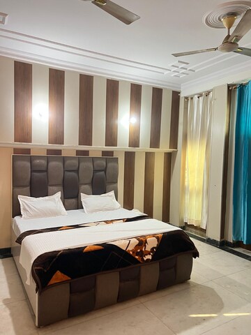 Bedroom in 6+ BHK Villa at Pi Greater Noida – for Rent