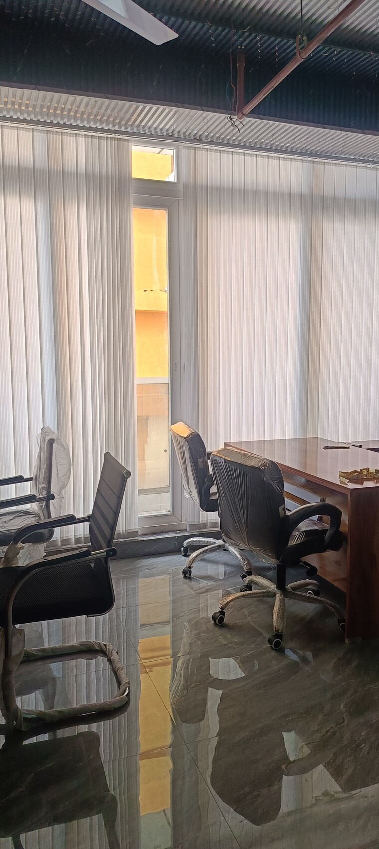 Team Area, spectrum-metro Commercial Office Space 350 Sq.Ft. In Sector 75 Noida 9287451