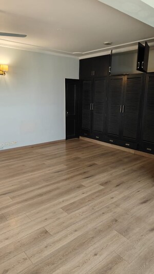 Room in 2 BHK Builder Floor at Sarvapriya Vihar – for Rent