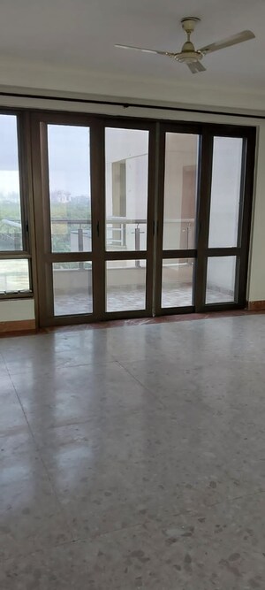 Room in 2.5 BHK Apartment at Jaypee Green Crescent Court, Jaypee Greens – for Sale