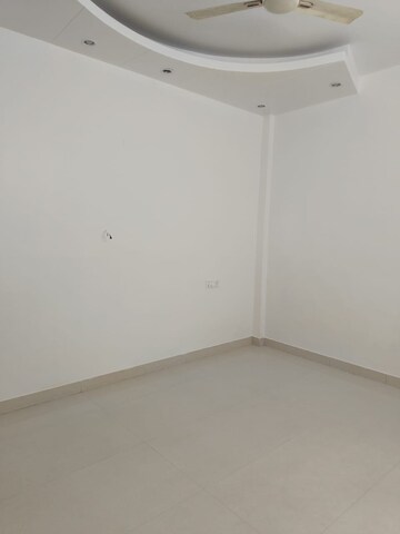 Room in 3 BHK Builder Floor at Uppal Southend, Sector 49 – for Rent