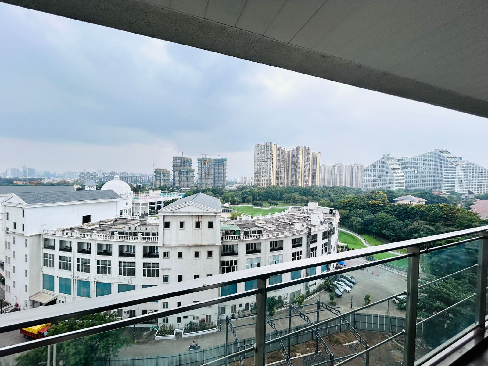 2.5 BHK + Extra Room Apartment For Sale in Amanora Gateway Towers